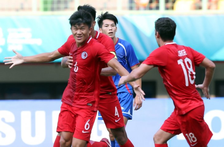 Pemain timnas Hong Kong Tan Chun Lok (kiri) selebrasi gol ketiga pada babak penyisihan sepakbola Grup A Asian Games 2018 di Stadion Patriot Bekasi, Selasa (15/08). (ANTARA/INASGOC/Ary Kristianto)