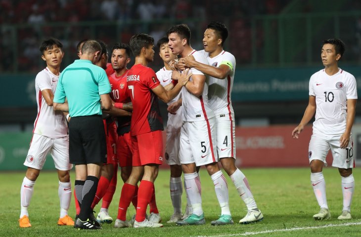 Pemain timnas Hongkong Lilly Nunez Vasudeva Das (tiga kanan) memprotes keputusan wasit karena merasa ada pemain Indonesia yang menyikut dia pada penyisihan Grup A cabang Sepak Bola Asian Games 2018 yang berlangsung di Stadion Patriot Bekasi Jawa Barat,Senin (20/8/2018). (ANTARA FOTO/INASGOC/Charlie)