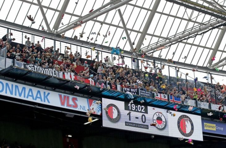 Hujan boneka di laga derby Eredivisie (Dok. The Sun/Galih)