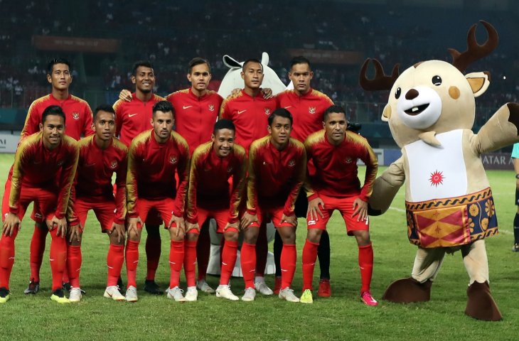 Timnas Indonesia U-23 berfoto bersama sebelum bertanding melawan tim sepak bola Hong Kong dalam pertandingan penyisihan Group A Asian Games 2018 di Stadion Patriot Bekasi, Senin (20/08). (ANTARA FOTO/INASGOC/Ary Kristianto)