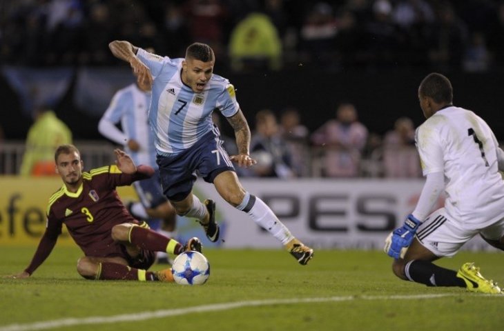 Aksi Mauro Icardi saat membela Argentina di babak kualifikasi Piala Dunia 2018 melawan Venezuela (Alejandro Pagni/AFP)