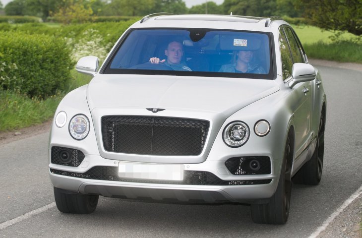 Bentley Bentayga dan Phil Jones (Mirror)