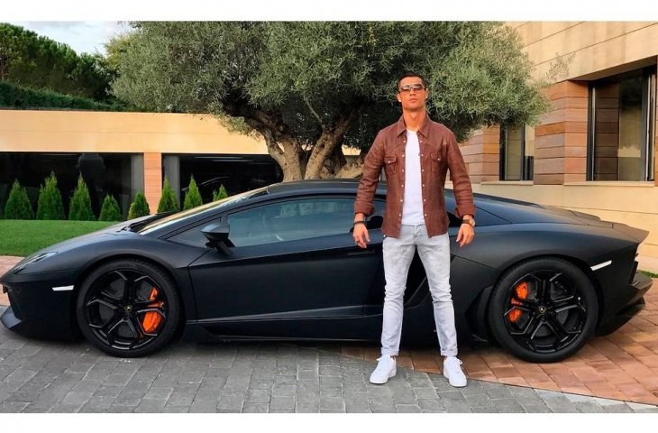 Cristiano Ronaldo dan mobil  Lamborghini-nya (minutounocom)