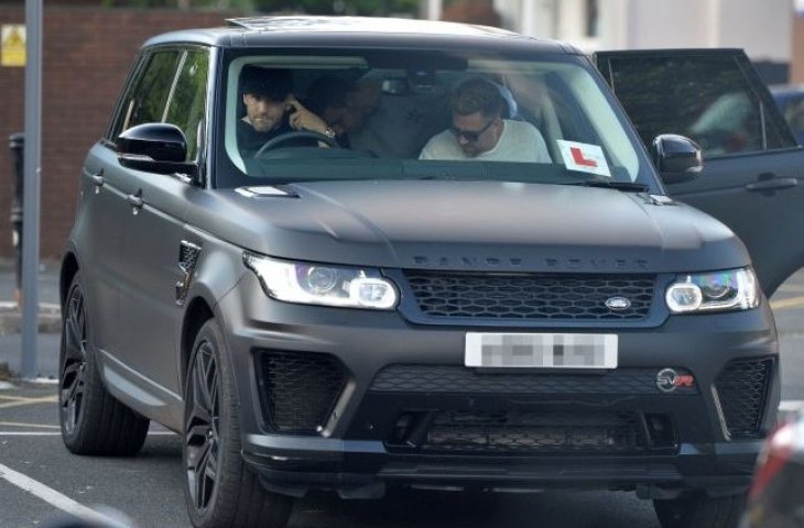 Range Rover Sport SVR dan Luke Shaw (metro)