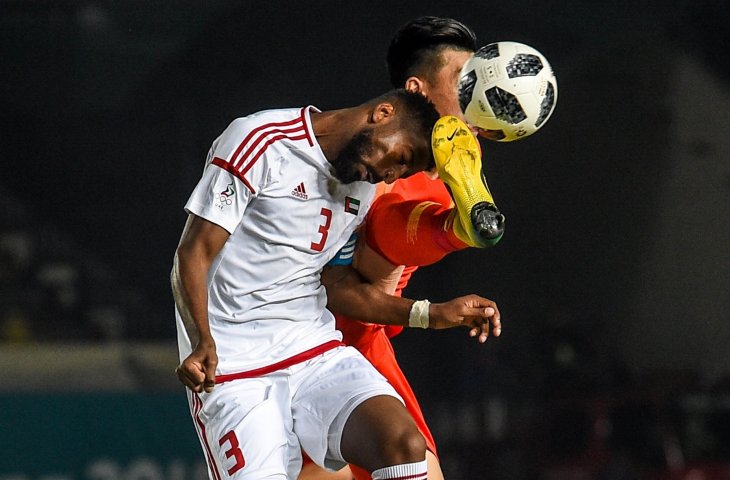 Pemain timnas Uni Emirat Arab Ahmed Almehrzi (kiri) mendapatkan tendangan di kepala oleh pesepak bola Cina Feng Boyuan (kanan) saat menjalani babak penyisihan cabang olahraga sepak bola Asian Games group C antara UEA melawan Cina di Stadion Jalak Harupat, Kabupaten Bandung, Jawa Barat, Minggu (19/8). (ANTARA FOTO/INASGOC/Raisan Al Farisi)