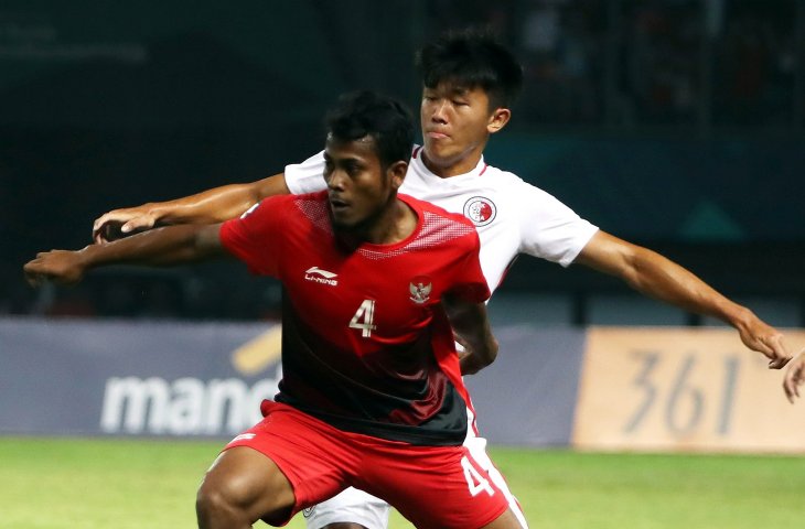 Pemain timnas Indonesia Zulfiandi Zulfiandi (depan) di bayangi pemain Hong Kong, Ka Wai Lam pada penyisihan Grup A cabang Sepak Bola Asian Games 2018 yang berlangsung di Stadion Patriot Bekasi Jawa Barat,Senin (20/8/2018). (ANTARA FOTO/INASGOC/Ary Kristianto)