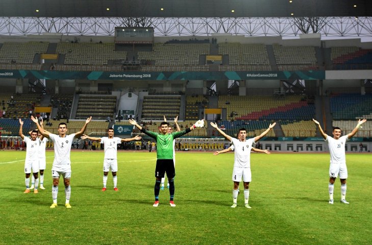 Pemain timnas Uzbekistan menyapa suporter pendukungnya seusai mengalahkan tim sepak bola Hong Kong di pertandingan Babak16 besar Asian Games ke 18 di Stadion Wibawa Mukti, Cikarang, Jawa Barat, Kamis (23/8). (ANTARA FOTO/INASGOC/Arif Nugroho)