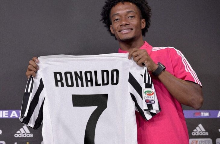 Juan Cuadrado memberikan nomor punggung tujuh kepada Ronaldo (@Cuadrado/Twitter)