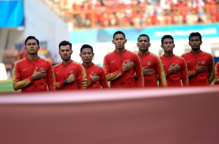 Pemain timnas Indonesia menyanyikan lagu kebangsaan sebelum bertanding melawan tim sepak bola Uni Emirat Arab pada babak 16 besar pada Asian Games 2018 di Stadion Wibawa Mukti, Cikarang, Jawa Barat, Jumat (24/8). (ANTARA FOTO/INASGOC/Djuli Pamungkas)