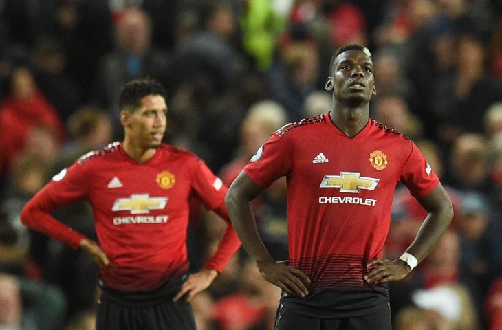 Pemain Manchester United Chris Smalling dan Paul Pogba (AFP)