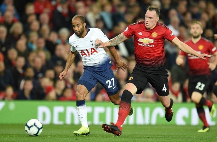 Bek Manchester United, Phil Jones menjaga Lucas Moura (Oli Scarff/AFP)