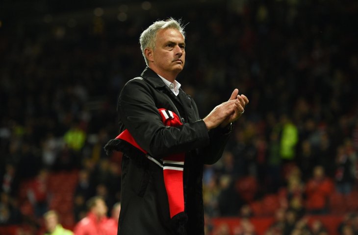 Pelatih Manchester United Jose Mourinho memberikan tepuk tangan kepada penonton di Old Trafford usai dikalahkan Tottenham Hotspur (Oli Scarff/AFP)