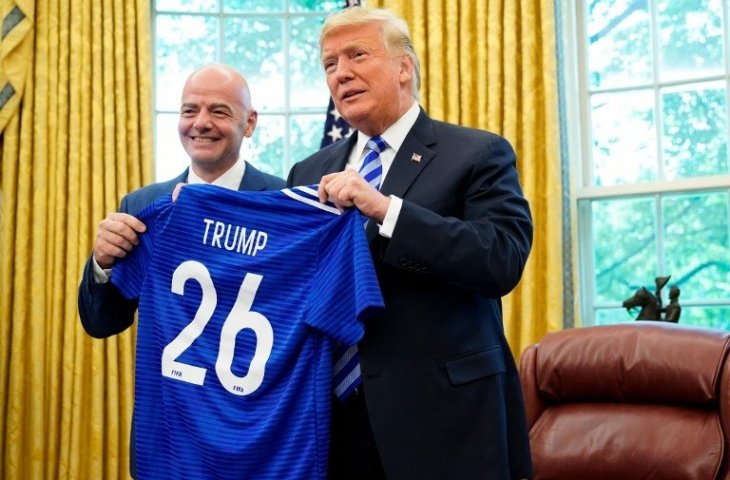 Presiden FIFA, Gianni Infantino memberikan jersey yang bertuliskan Trump dengan nomor pungung 26 kepada Presiden Amerika Serikat, Donald Trump di White House (Madel Ngan/AFP)