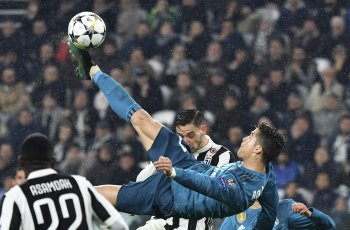 Cristiano Ronaldo Raih Penghargaan Gol Terbaik Eropa 2017/2018