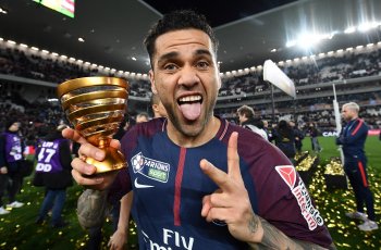 Ganti Nomor Punggung, Dani Alves Punya Tujuan Mulia