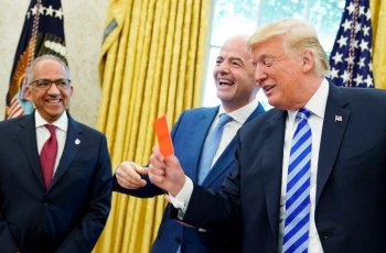 Bertemu Presiden FIFA, Donald Trump Beri Hadiah Kartu Merah Kepada Media