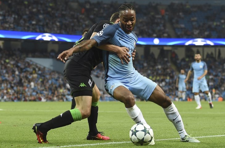 Pemain Manchester City Raheem Sterling berhadapan dengan Pemain Borrusia Moenchengladbach Julian Korb pada babak penyisihan grup C Liga Champions di Etihad Stadium (14/9/2016) (AFP)