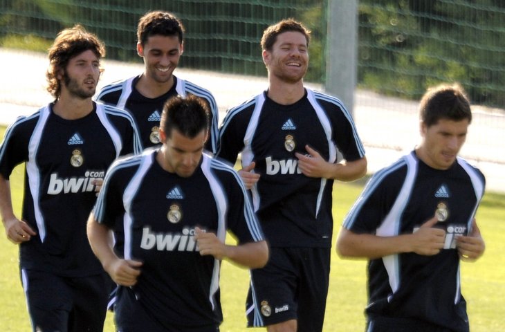 Pemain Real Madrid, Xabi Alonso saat baru berlatih bersama skuat Real Madrid pada 2009 (AFP)