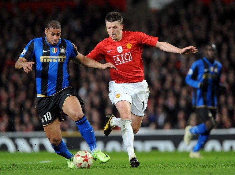 Adriano dijaga oleh gelandang Manchester United, Michael Carrick saat Liga Champions 2009 (Giuseppe Cacace/AFP)