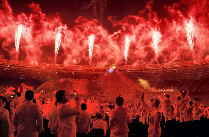 Sejumlah atlet menyaksikan kembang api pada Upacara Pembukaan Asian Games ke-18 Tahun 2018 di Stadion Utama GBK, Senayan, Jakarta, Sabtu (18/8). (INASGOC/Irwin Fedriansyah)