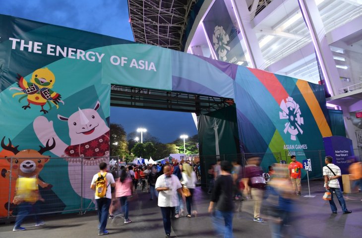 Sejumlah pengunjung hilir mudik di kawasan Asian Games 2018 di Komplek Olahraga Gelora Bung Karno, Senayan, Jakarta, Sabtu (1/9). Perhelatan Asian Games 2018 yang merupakan pesta olahraga terbesar di benua Asia tersebut akan mencapai penghujungnya dengan digelarnya Upacara Penutupan pada Minggu (2/9) di Stadion Utama GBK Senayan, Jakarta. (ANTARA FOTO/INASGOC/Widodo S Jusuf)