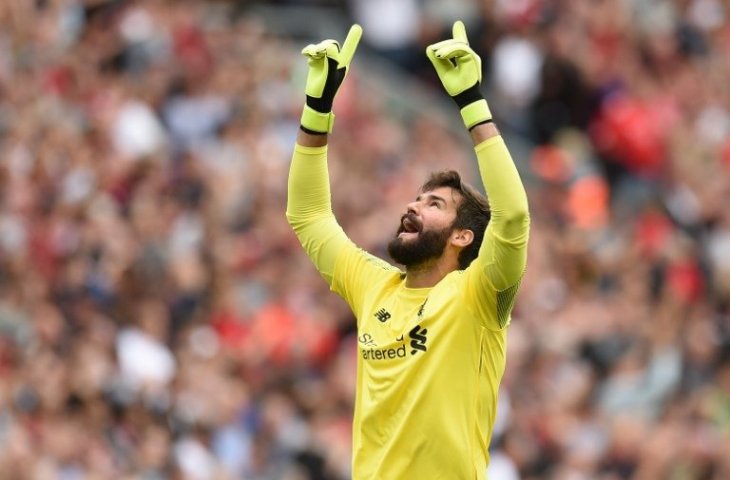  Kiper Liverpool, Alisson Becker saat melawan Leicester City (Oli Scarff/AFP)