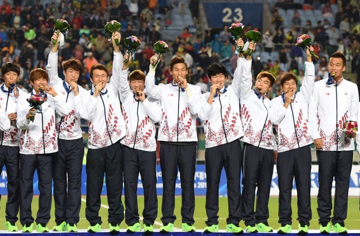 Timnas Korea Selatan saat merayakan emas Asian Games 2014 di Stadion Munhak, Incheon (AFP)