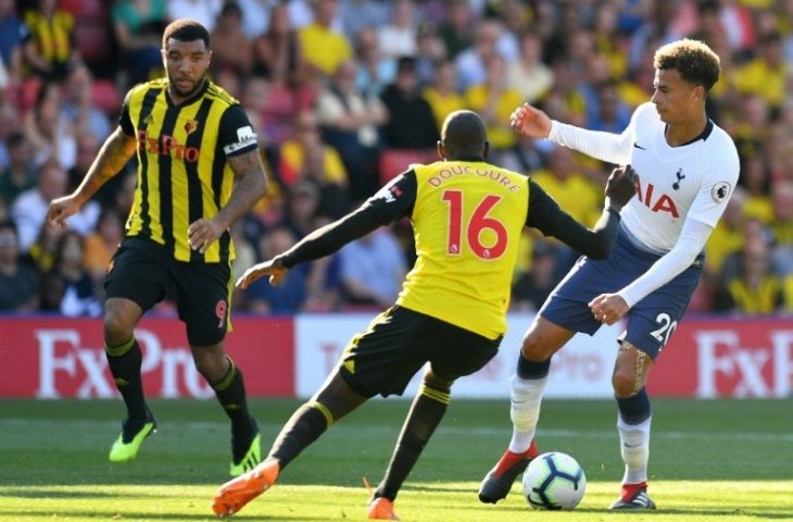 Gelandang Tottenham Hotspur, Dele Alli dijaga oleh gelandang Watford, Abdoulaye Doucoure (Olly Greenwood/AFP)