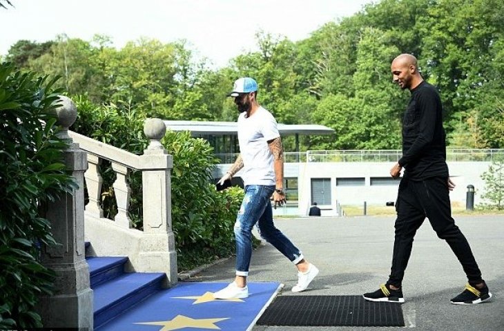 Gaya Olivier Giroud dan Steven N'Zonzi saat tiba di Clairefontaine (Dok. Daily Mail)