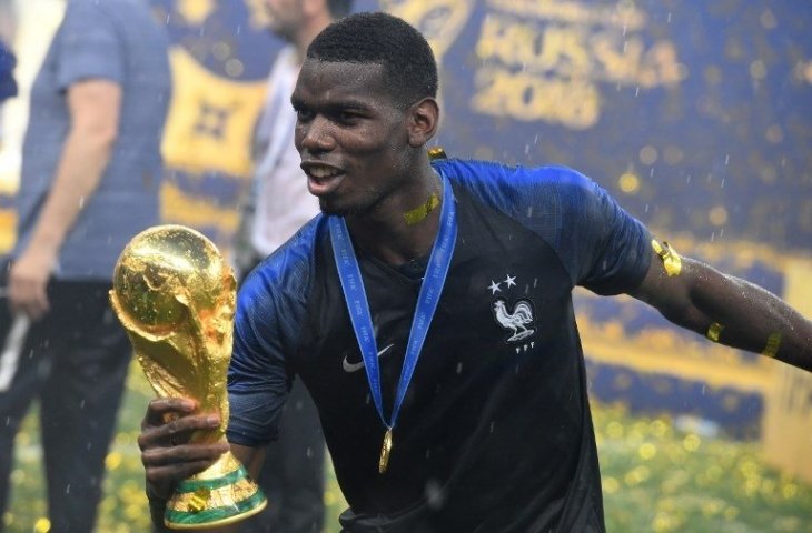 Paul Pogba memegang trofi Piala Dunia 2018 (Kirill Kudryavtsev/AFP)