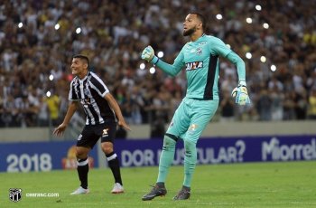 VIDEO - Kiper Klub Brasil Ini Cetak Gol Sensasional dari Tendangan Bebas