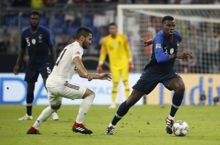 Gelandang Jerman, Ilkay Gundogan menjaga gelandang Prancis, Paul Pogba dalam laga UEFA Nations League (Odd Anderson/AFP)