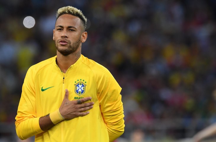 Pemain Timnas Brasil, Neymar menyanyikan lagu kebangsaan Brasil di Piala Dunia 2018 (AFP)