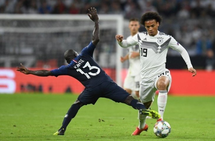 Leroy Sane dijaga oleh N'Golo Kane pada laga UEFA Nations League (Christof Stache/AFP)