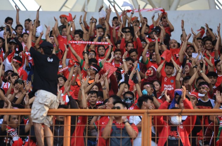 Suporter timnas Indonesia saat babak 16 besar pada Asian Games 2018 di Stadion Wibawa Mukti, Cikarang, Jawa Barat, Jumat (24/8). (ANTARA FOTO/INASGOC/Djuli Pamungkas)