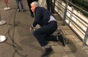 Kocak, Jose Mourinho Tersungkur di Stadion Wembley