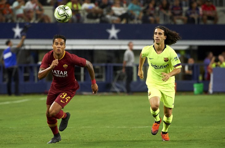 Pemain AS Roma, Justin Kluvert dikawal pemain Barcelona, Marc Cucurella pada ajang International Champions Cup 2018 (AFP)