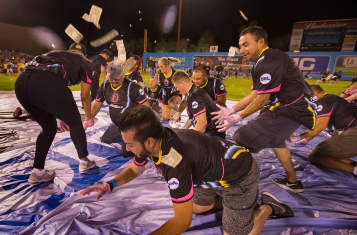 Suporter memperebutkan uang $5,000 yang dilemparkan oleh pemilik Vegas FC, Brett Lashbrook (twitter/lvlightsfc)