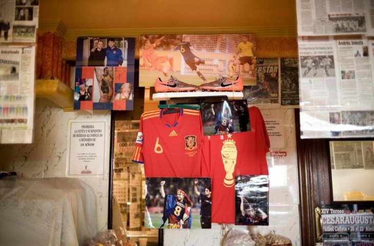 Isi dari bar yang sudah seperti musem perjalanan karir sepakbola Andres Iniesta yang berisi foto, jersey, sepatu, bola, majalah, surat kabar. (Dok. The Sun)