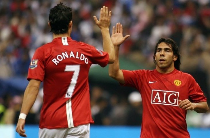 Cristiano Ronaldo dan Carloz Tevez saat berseragam Manchester United (Hassan Ammar/AFP)