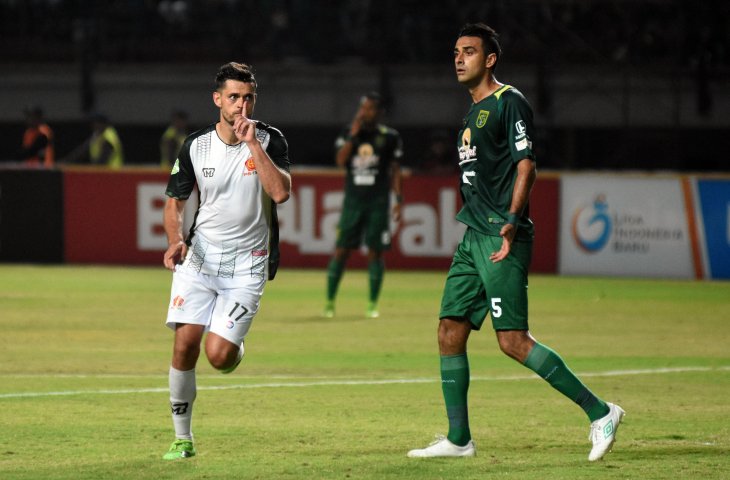 Pemain PS Tira Dzmitry Rekish (kiri) meluapkan kegembiraan usai mencetak gol kegawang Persebaya Surabaya dalam lanjutan Liga 1 Indonesia 2018 di Gelora Bung Tomo (GBT) Surabaya, Jawa Timur, Selasa (11/9). Persebaya Surabaya dikalahkan PS Tira dengan skor 0-2. (ANTARA FOTO/M Risyal Hidayat)