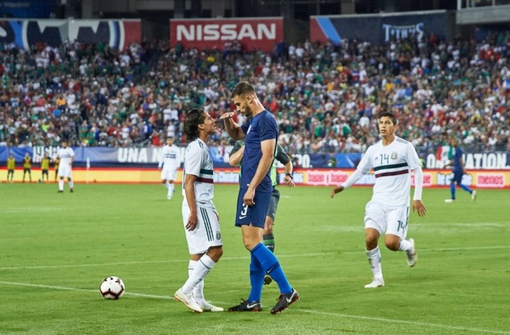 Bek Amerika Serikat, Matt Miazka mengejek penyerang Meksiko, Diego Lainez (@barstoolsports/Twitter)