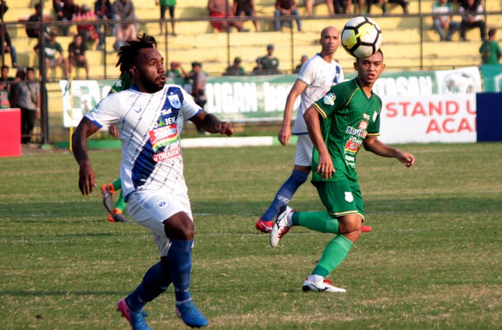 Pemain PSIS Semarang Nerius Alom (kiri) berusaha melewati pesepakbola PSMS Medan Abdul Aziz (kanan) pada laga kompetisi Gojek Liga 1 2018 di Stadion Teladan Medan, Sumatera Utara, Rabu (12/9). PSIS Semarang menang atas PSMS Medan dengan skor 3-2. (ANTARA FOTO/Septianda Perdana)