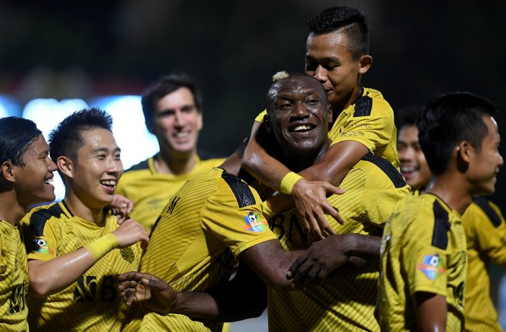 Pemain Bhayangkara FC Herman Dzumafo (ketiga kanan) melakukan selebrasi bersama rekan-rekannya usai mencetak gol ke gawang Perseru dalam laga lanjutan Liga 1 di Stadion PTIK, Jakarta, Rabu (12/9). Bhayangkara berhasil menang dengan skor 1-0. (ANTARA FOTO/Akbar Nugroho Gumay)