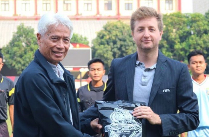 Direktur Teknik Timnas Indonesia Danurwindo bersama representatif FIFA Lavin Vignesh & Elia De Santis saat menghadiri agenda sepak bola di Jakarta beberapa waktu lalu. (Persija.id)