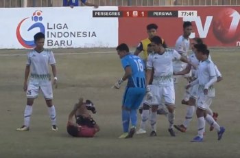 VIDEO - Brutal, Pemain Persiwa Wamena Hajar Wasit Hingga Terjatuh