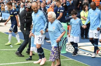 Nenek-nenek Dampingi Pemain Manchester City saat Masuk Lapangan