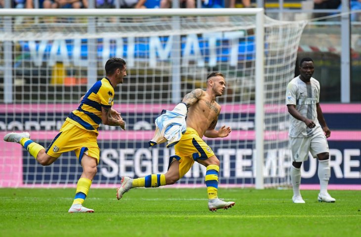 Pemain Parma, Federico Dimarco merayakan golnya ke gawang Inter Milan (AFP) 