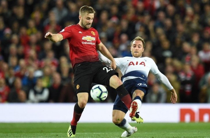 Luke Shaw saat dijaga oleh Christian Eriksen dalam pertemuannya di Liga Primer (Oli Scarff/AFP)