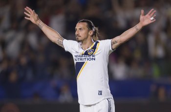 Ibrahimovic Cetak Gol ke-500 dengan Gaya Karate